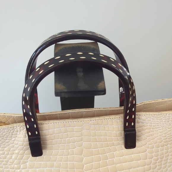 Elegant Cream Crocodile-Embossed Tote Bag - Picture 2 of 9